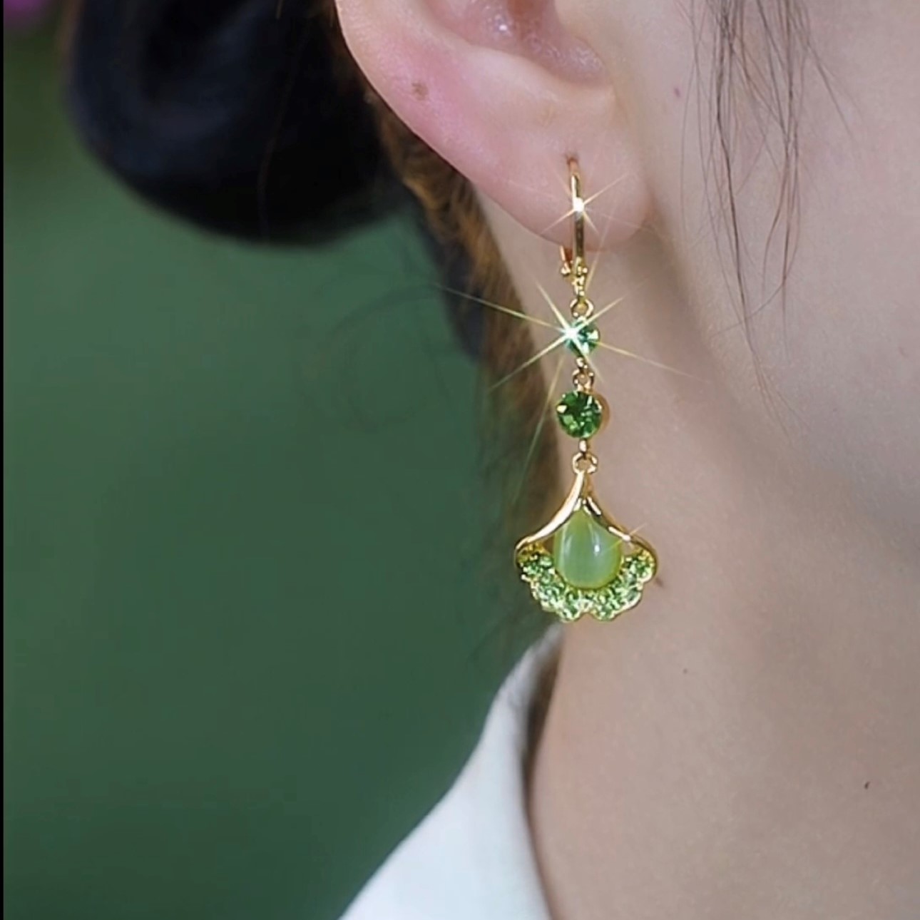 新款鑲鑽綠色貓眼石銀杏葉耳環