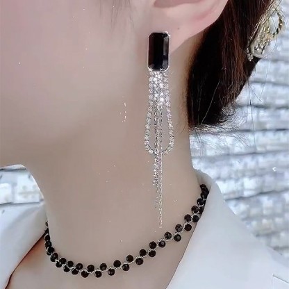 輕奢黑色流蘇耳環