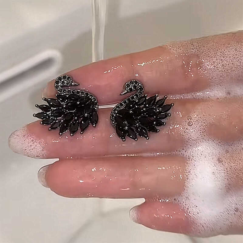 超閃黑天鵝鋯石耳環   