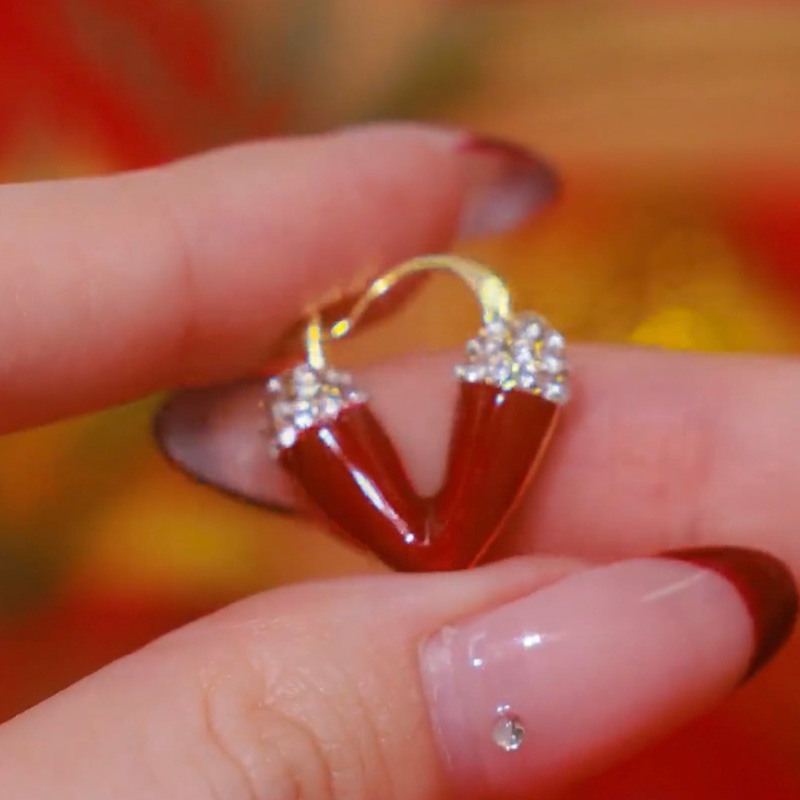 愛心VV紅色鋯石輕奢耳環