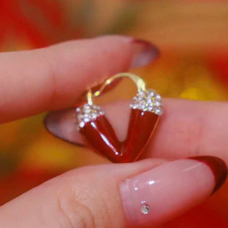 愛心VV紅色鋯石輕奢耳環