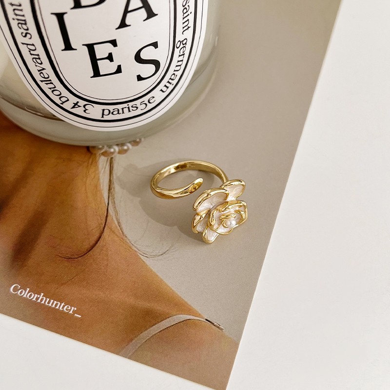 白色花朵珍珠戒指