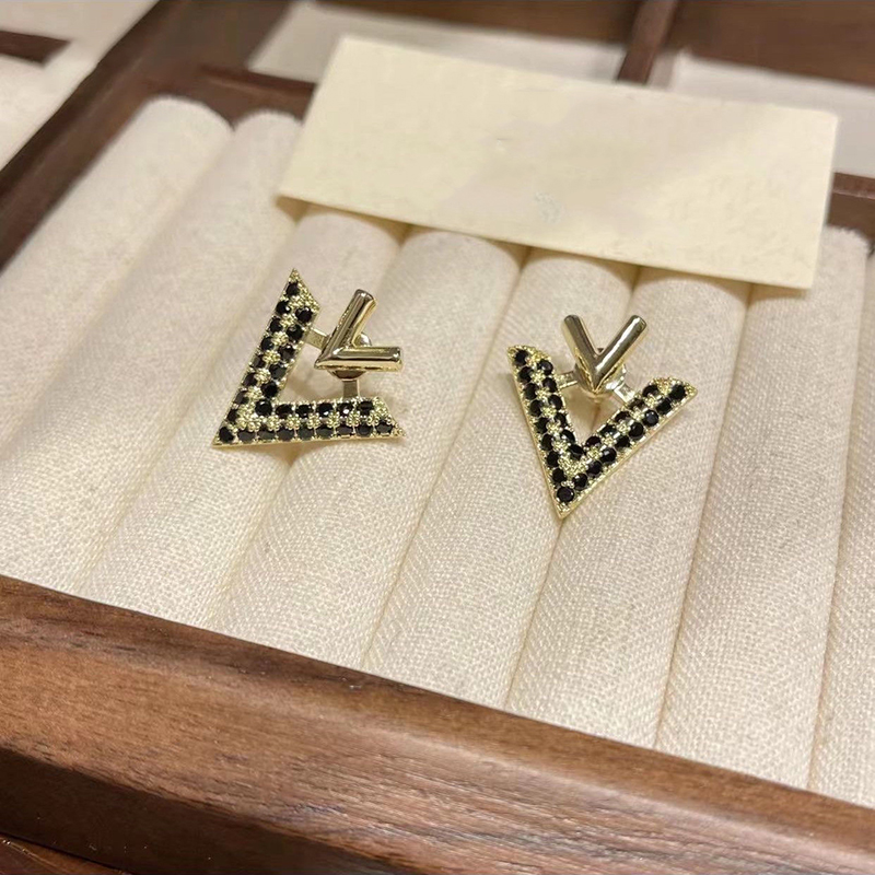 輕奢高級一款兩戴 滿鑽字母V耳環