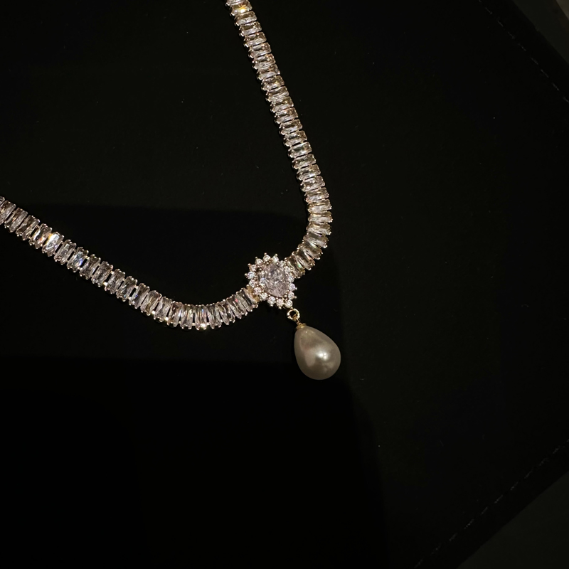 「在逃公主」新款滿鑽水滴珍珠鎖骨項錬