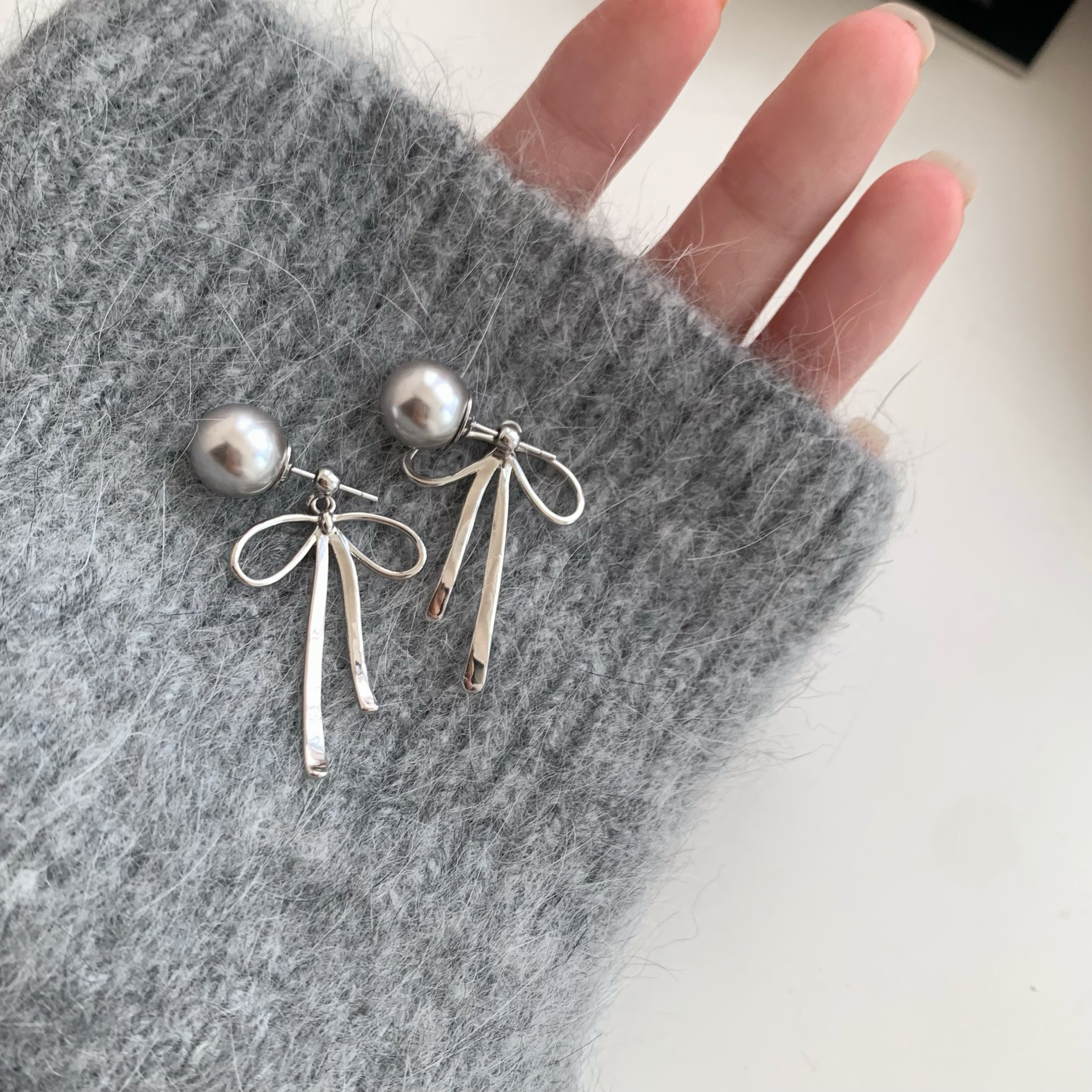 「銀鈴」灰珍珠少女心蝴蝶結耳環