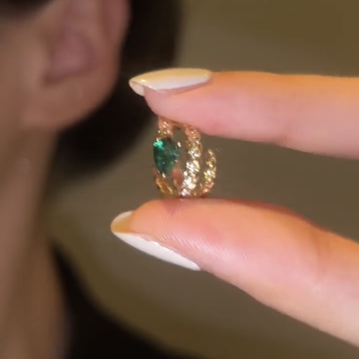 轻奢绿色蛇环绕无耳洞耳骨夾