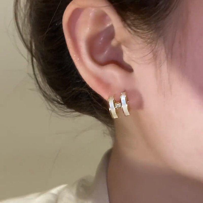 輕奢精緻H字母貝殼耳環