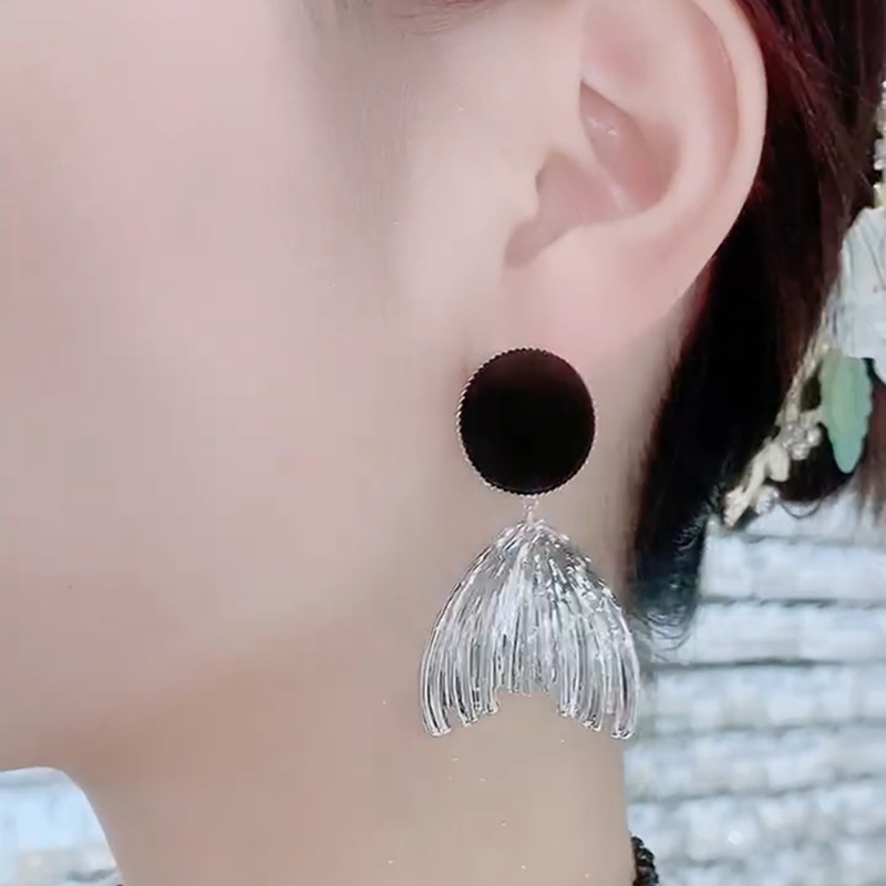 独特设计感黑色圆形耳环