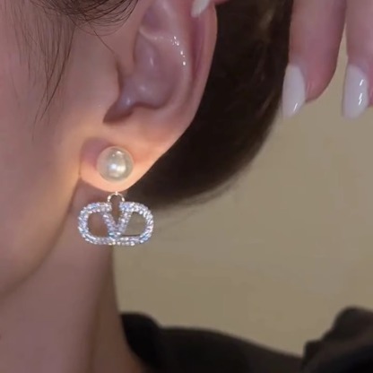 閃耀奪目 | 滿鑽字母V字珍珠耳環