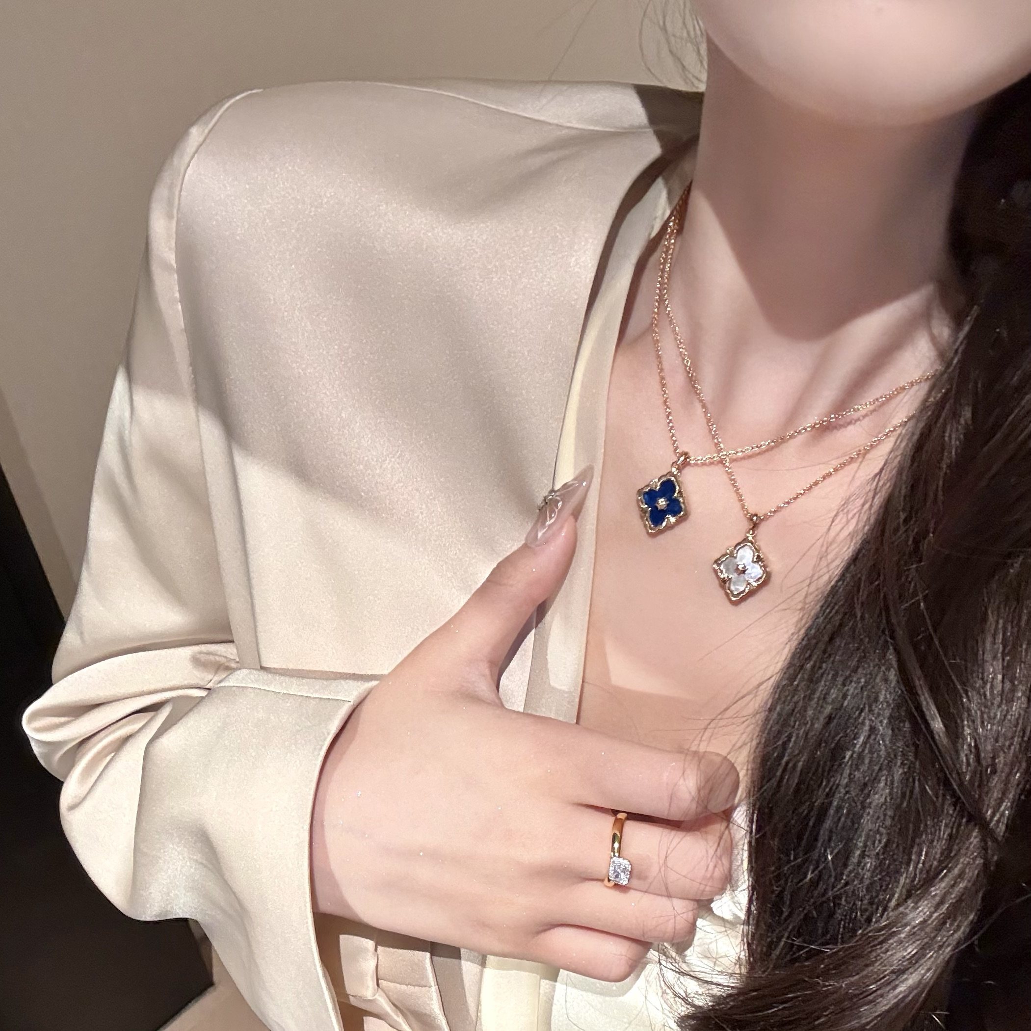 拉絲貝母四葉草雙面鎖骨錬