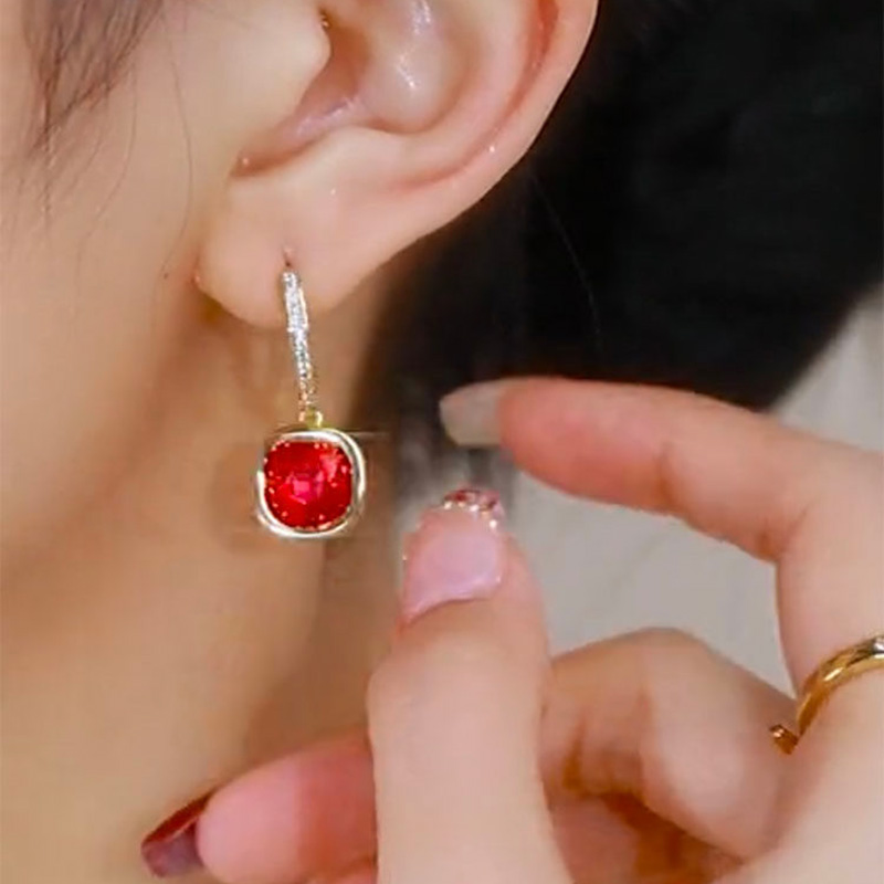 方塊紅水晶精緻耳環