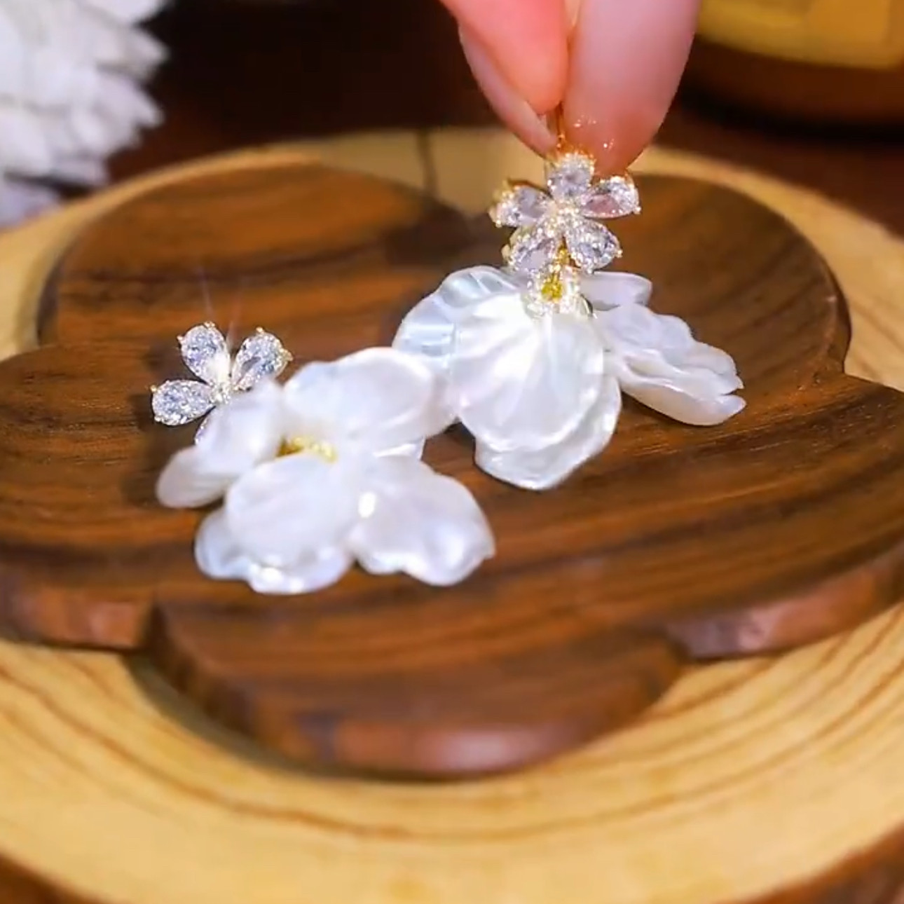 超仙白色貝殼花朵耳環