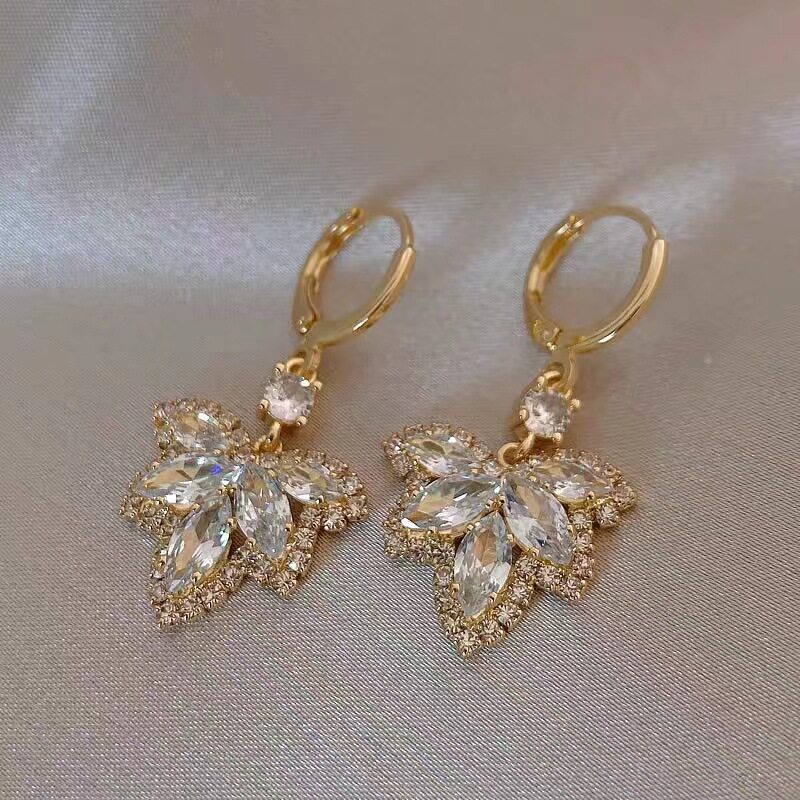 精緻百搭鋯石楓葉耳環