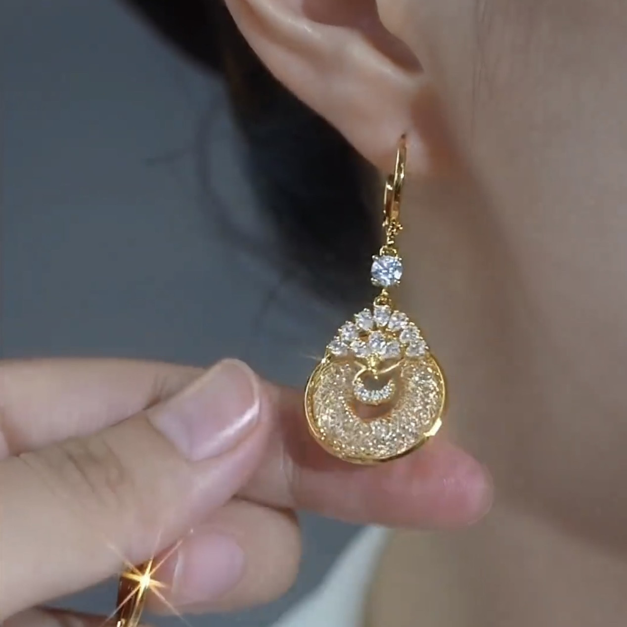 高級感鏤空網紗鋯石耳環