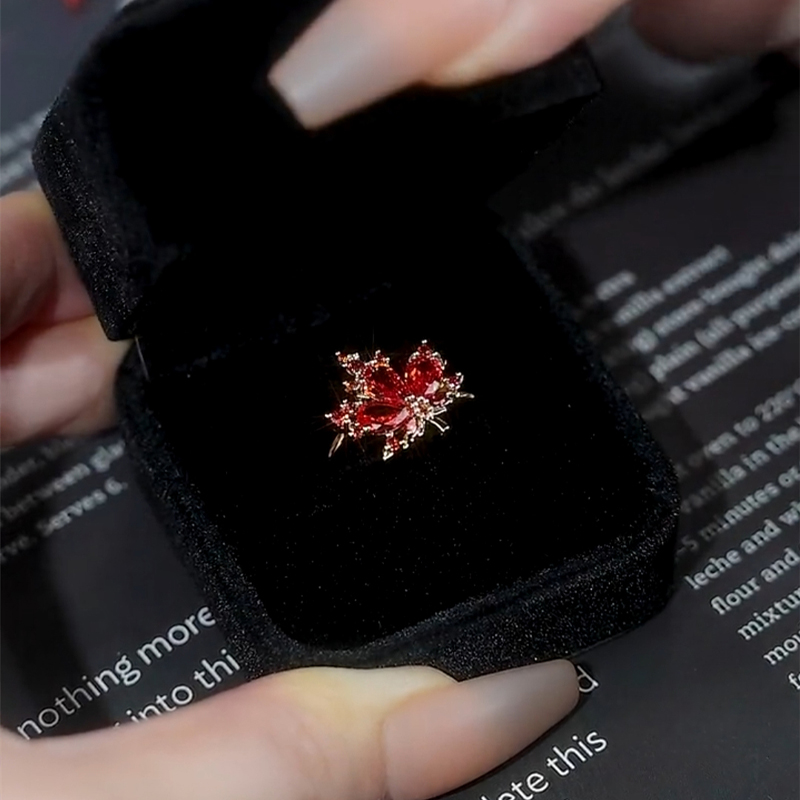 紅色設計感楓葉開口戒指 