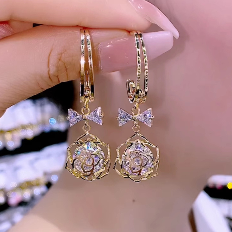 鏤空花朵白色耳扣耳環 