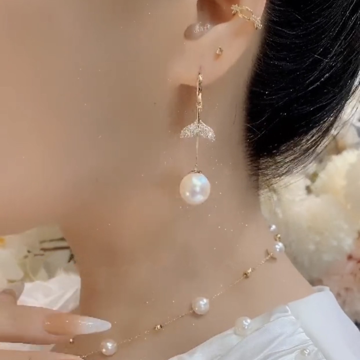 微鑲滿鑽魚尾珍珠耳環