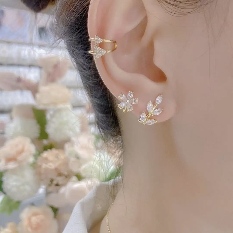 精緻鋯石花朵設計耳環