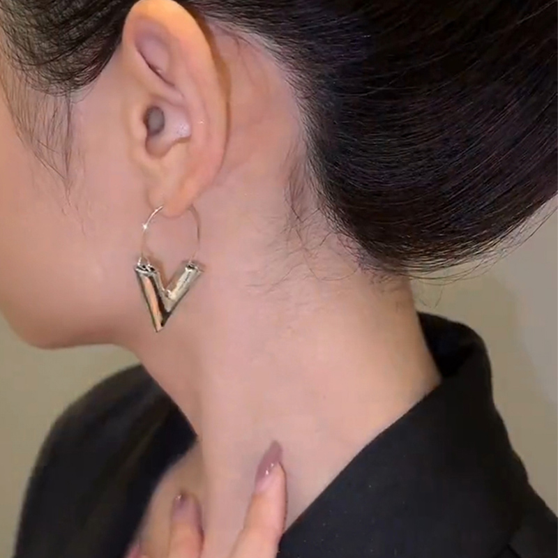 新款V字母氣質耳環