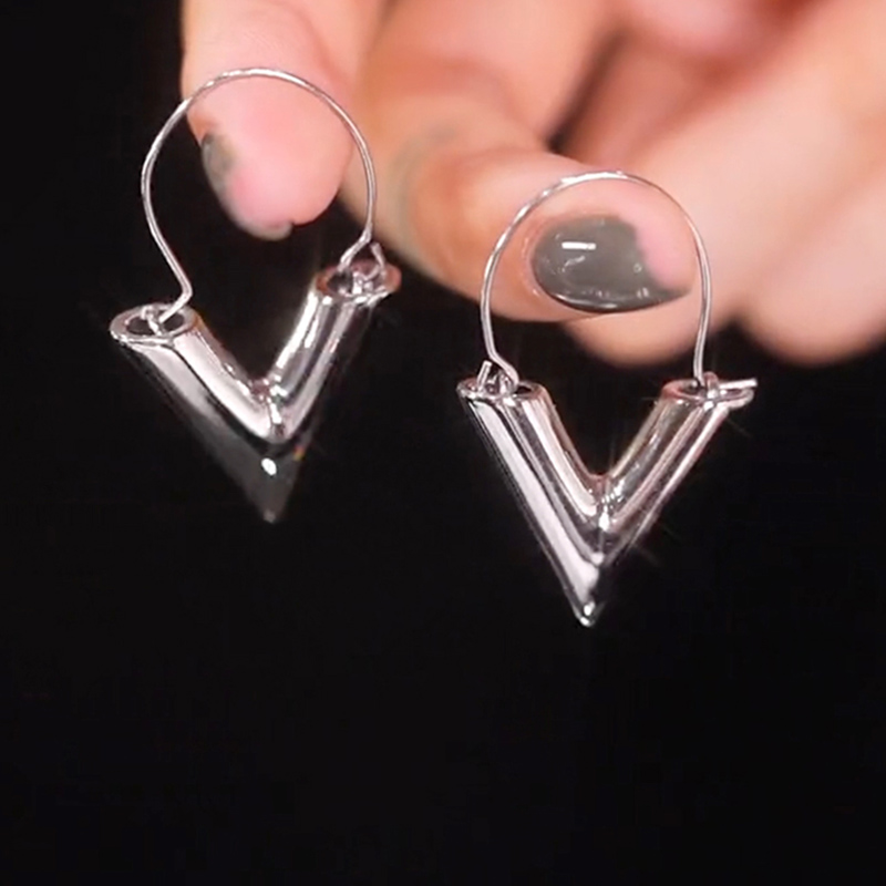 新款V字母氣質耳環