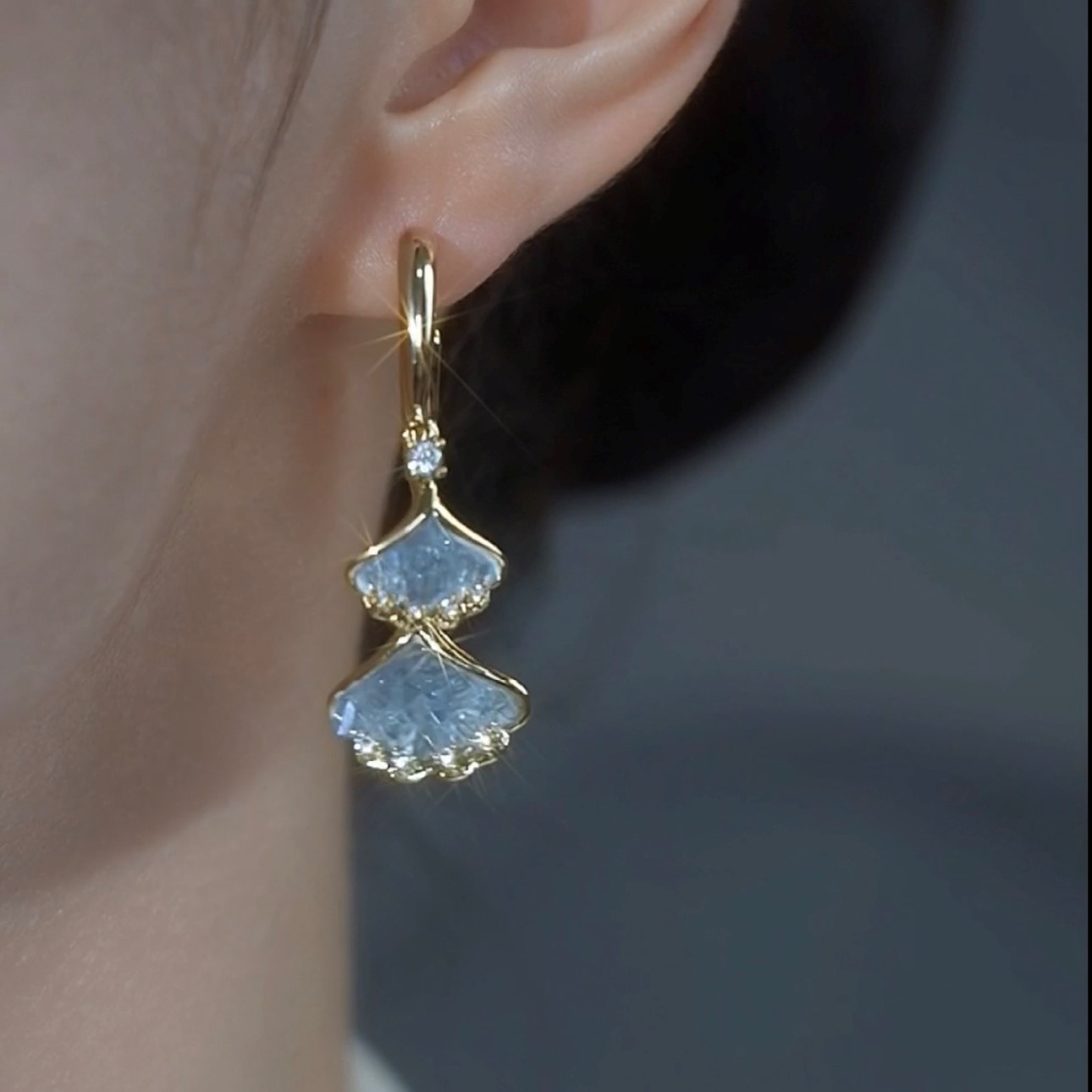 微鑲鋯石淺藍色銀杏葉耳環