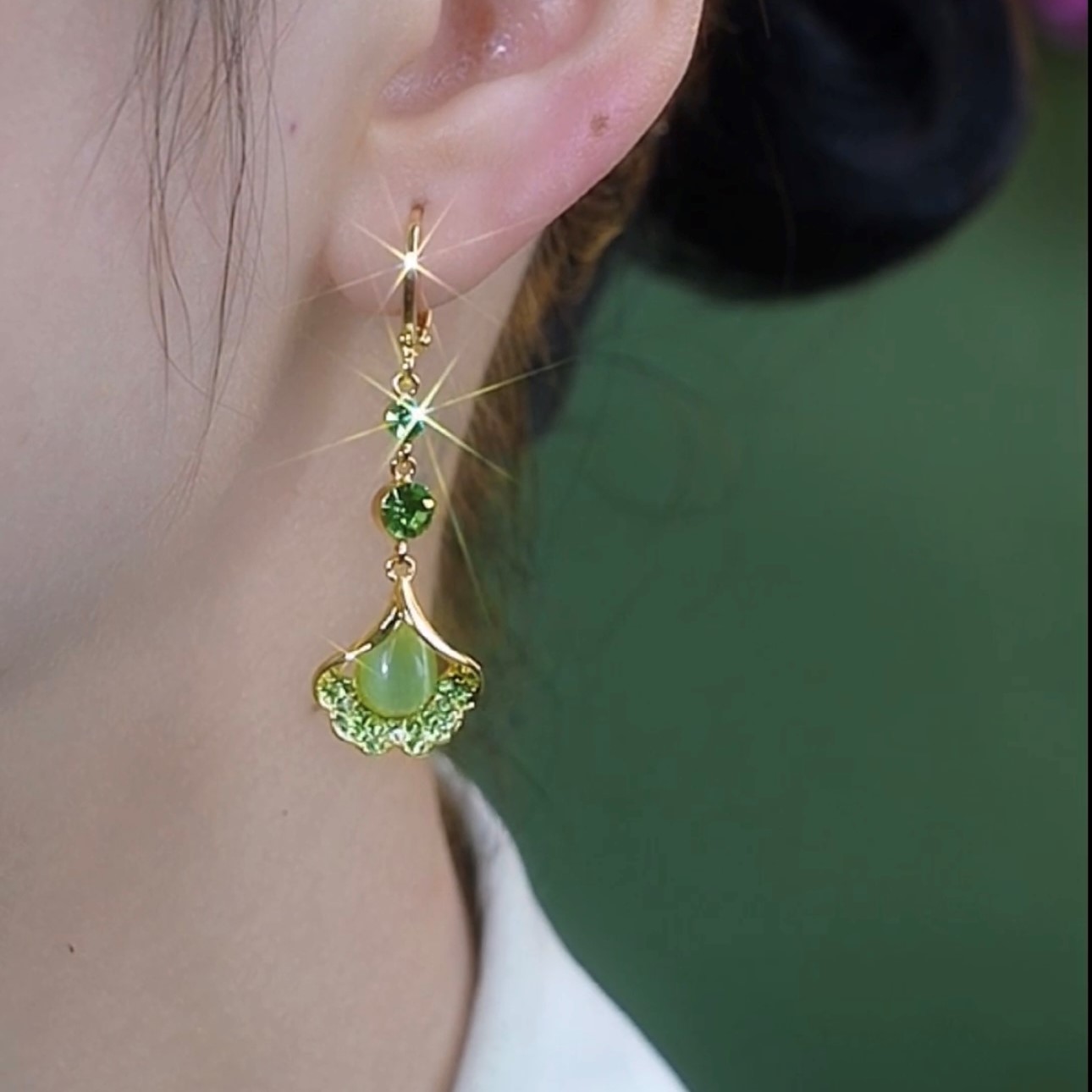 新款鑲鑽綠色貓眼石銀杏葉耳環