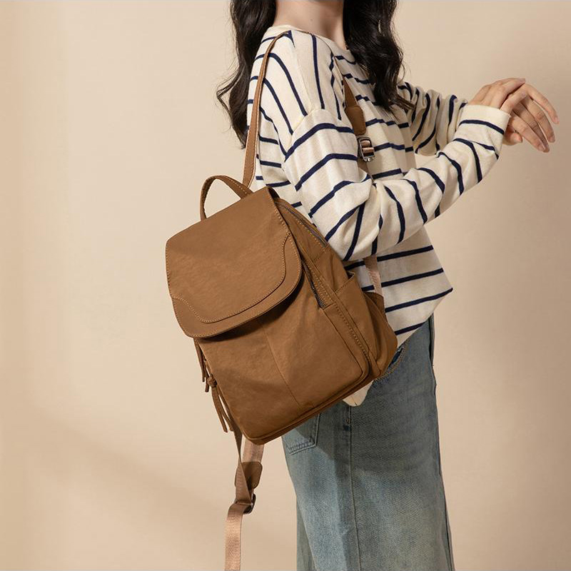 百搭時尚輕便防水後背包