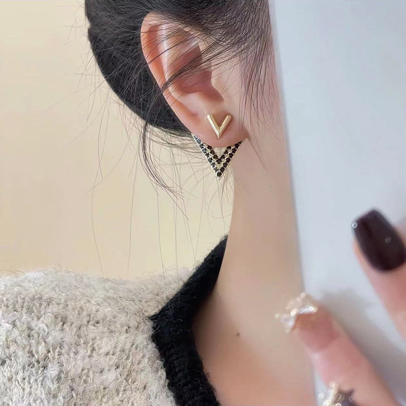 輕奢高級一款兩戴 滿鑽字母V耳環