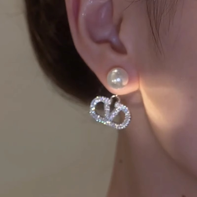 閃耀奪目 | 滿鑽字母V字珍珠耳環