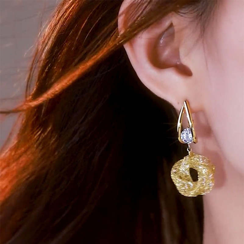 時尚花朵鏤空鋯石耳環