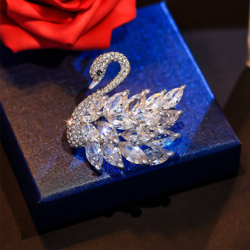 新款天鵝水晶胸針