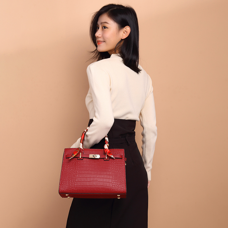 鱷魚紋紅色手提包 送絲巾