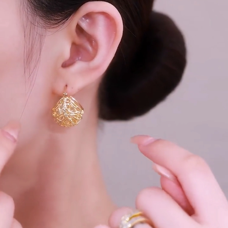 時尚鏤空圓球耳環