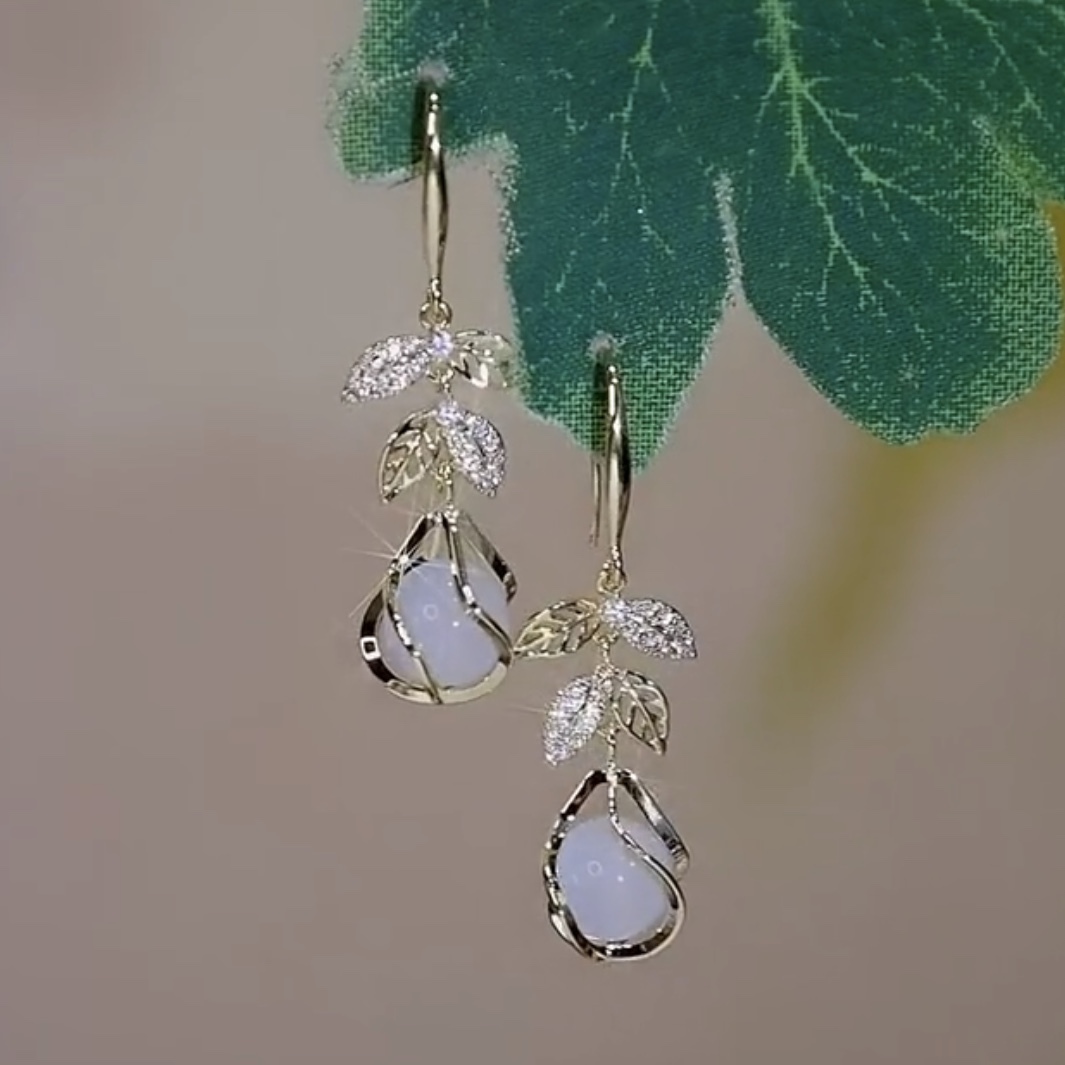 五朵花瓣貓眼石耳環