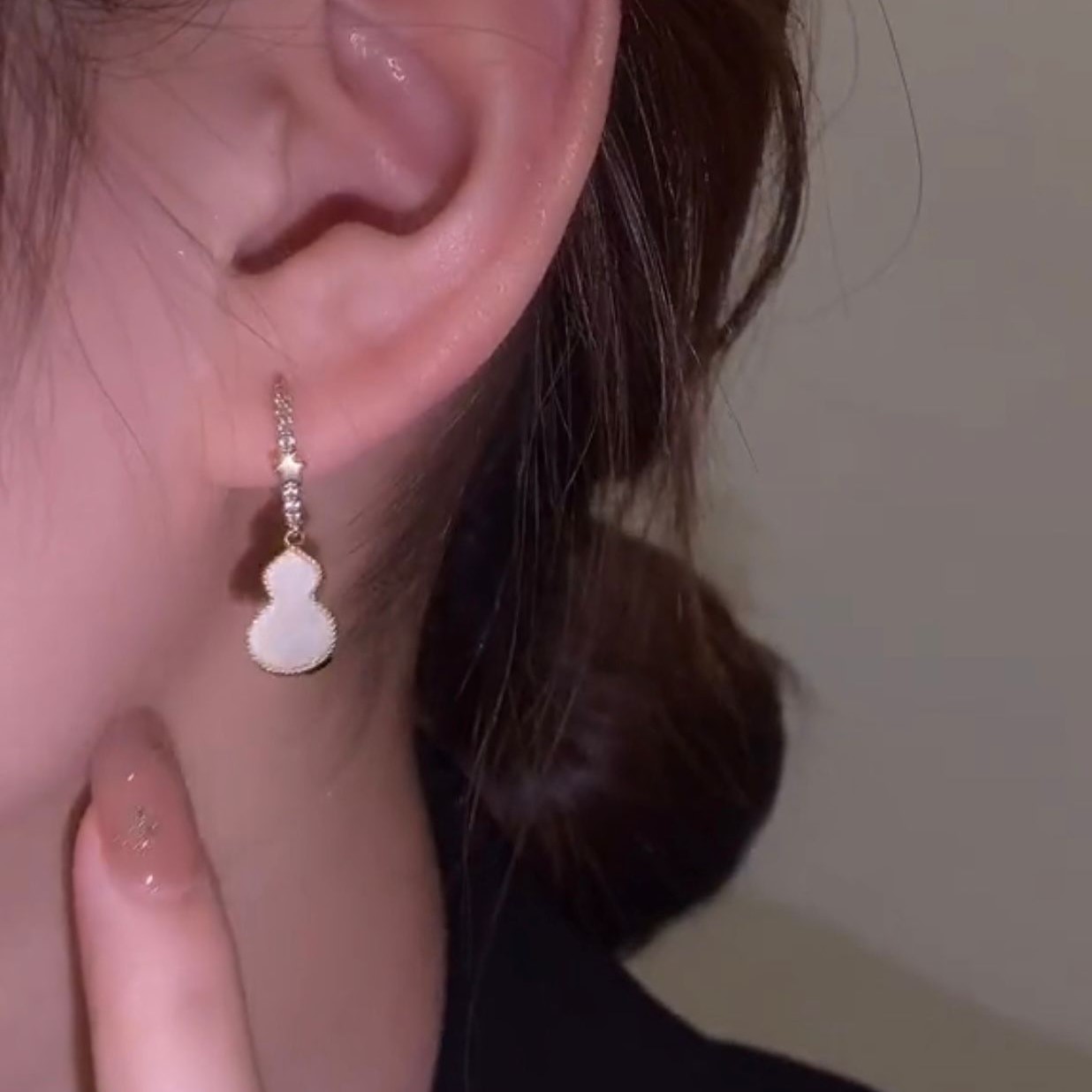 不對稱設計貝母葫蘆耳環