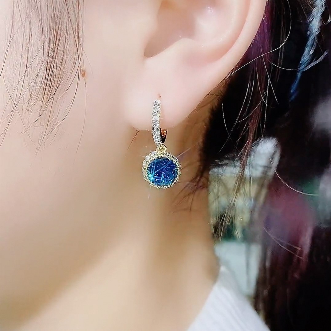 閃亮藍色鋯石耳環
