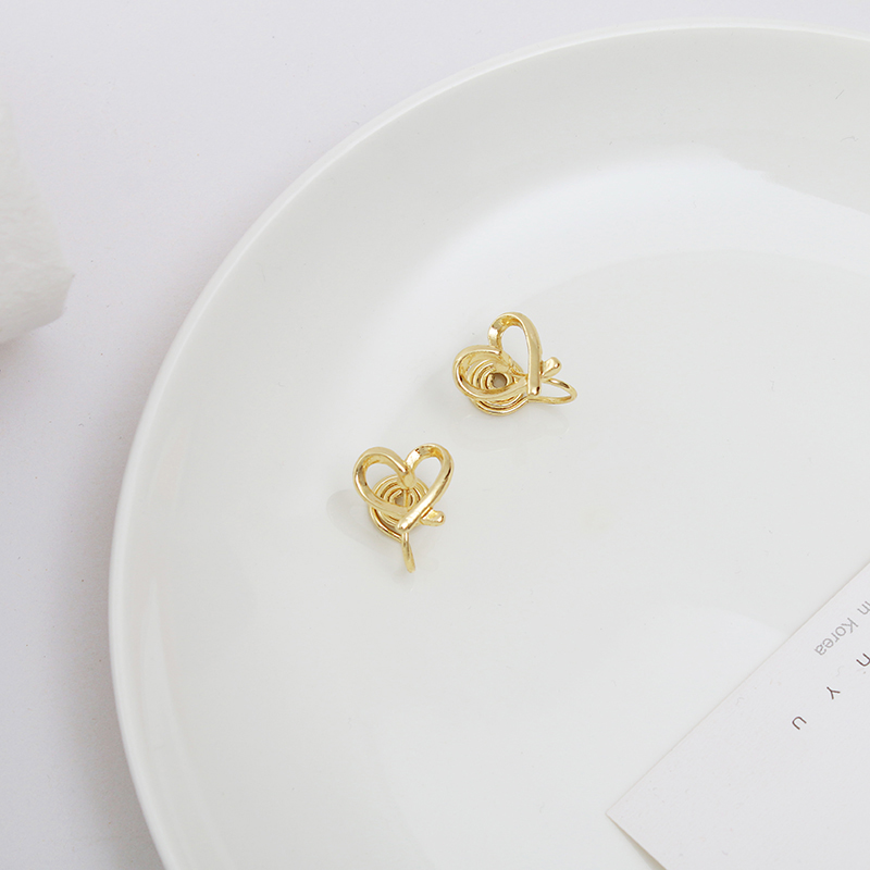 鏤空氣質簡約愛心耳環
