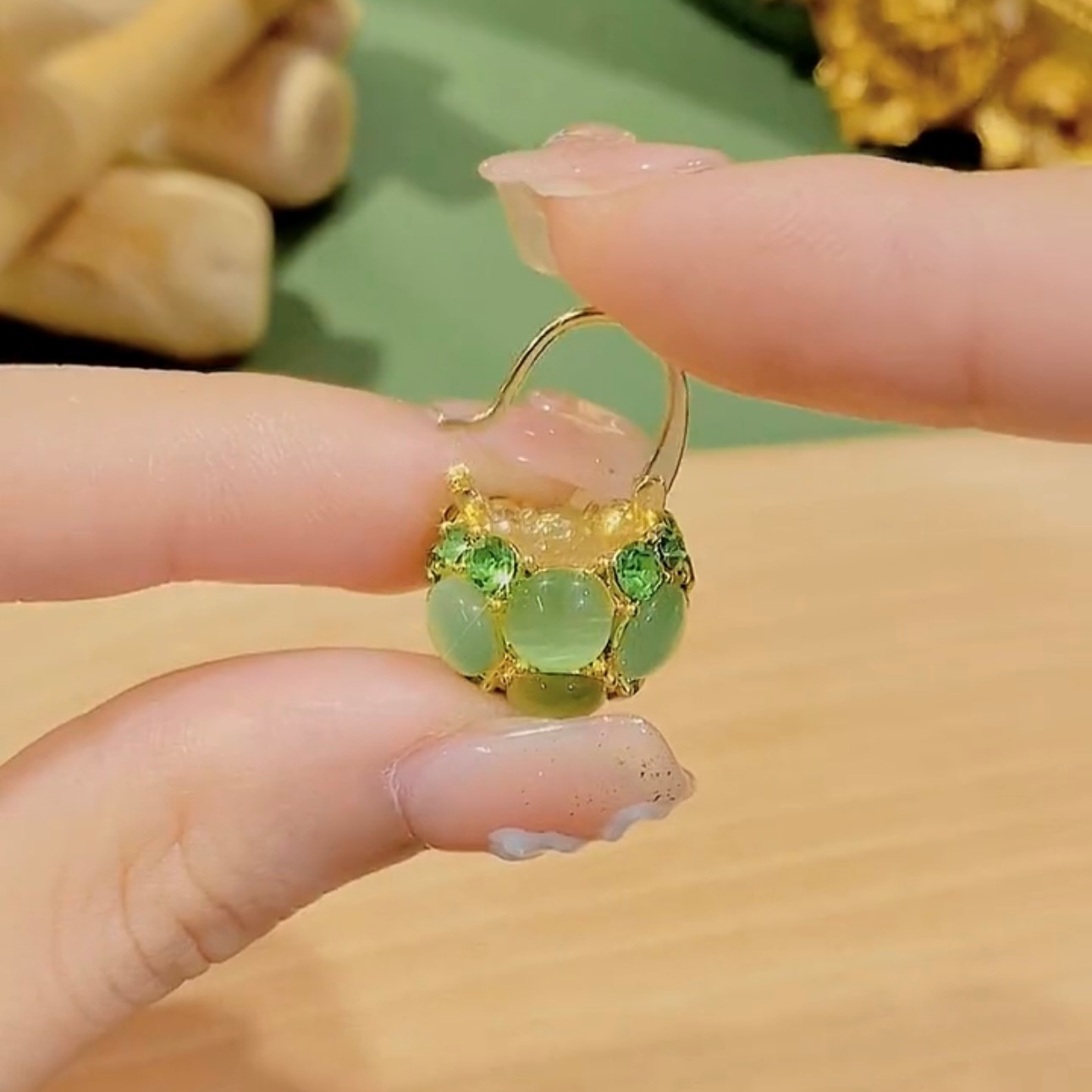 綠色貓眼石花籃耳環