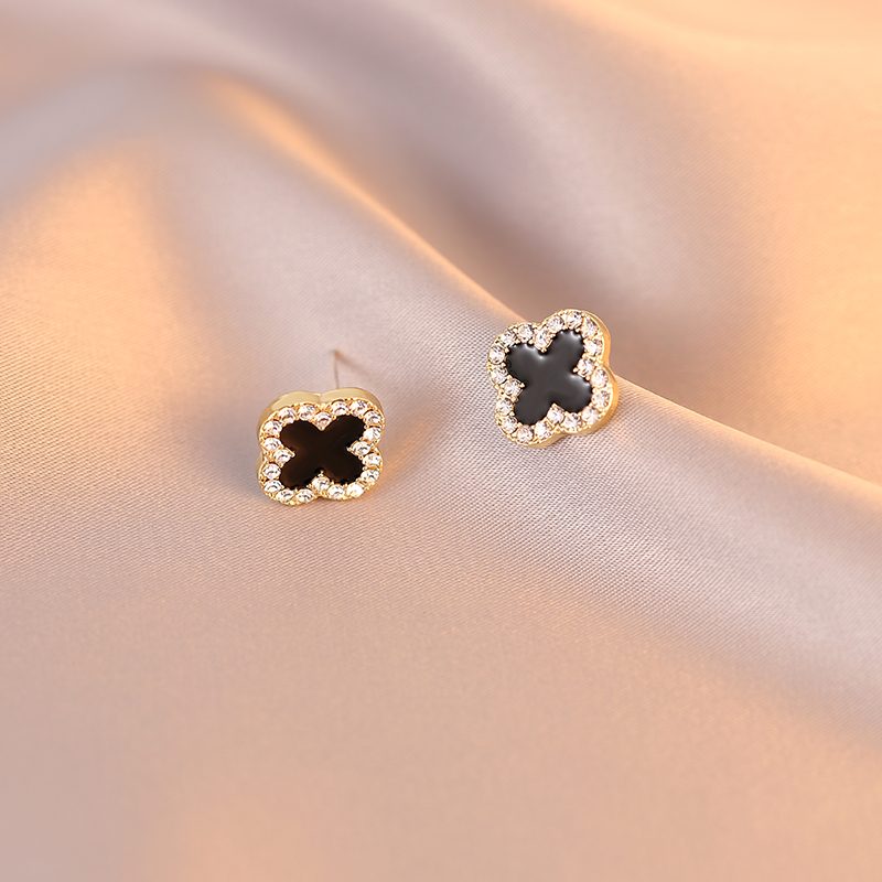 黑色四葉花百搭耳環