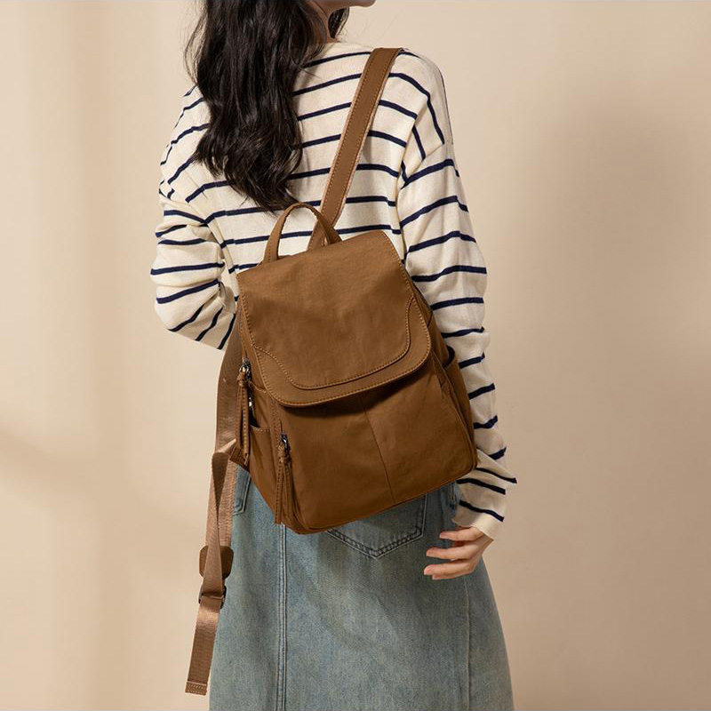 百搭時尚輕便防水後背包