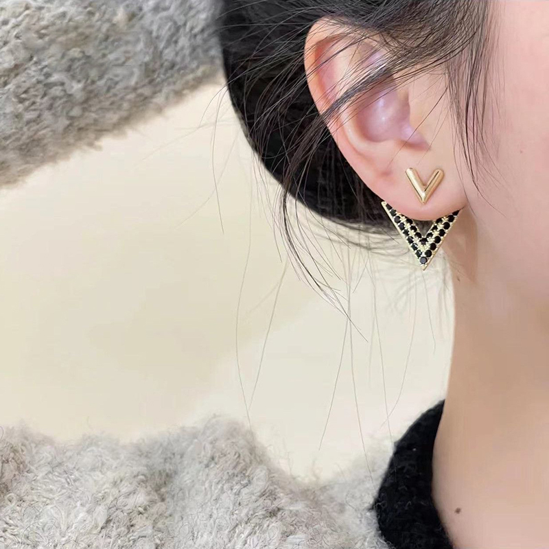 輕奢高級一款兩戴 滿鑽字母V耳環