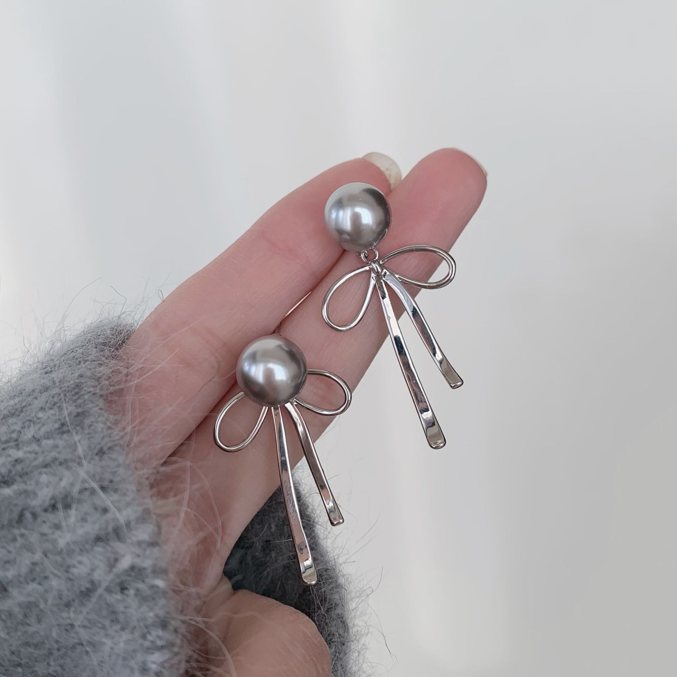 「銀鈴」灰珍珠少女心蝴蝶結耳環