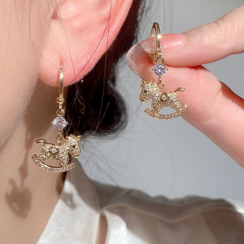 馬年超閃鑲鑽氣質耳環
