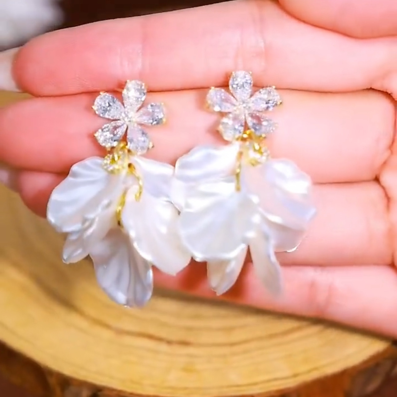 超仙白色貝殼花朵耳環