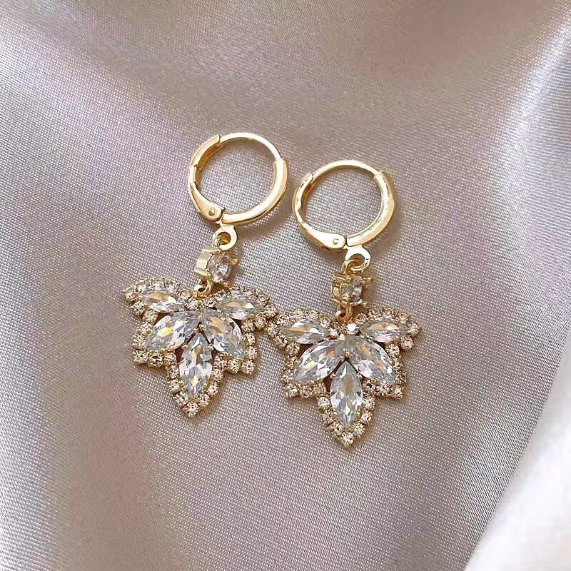 精緻百搭鋯石楓葉耳環