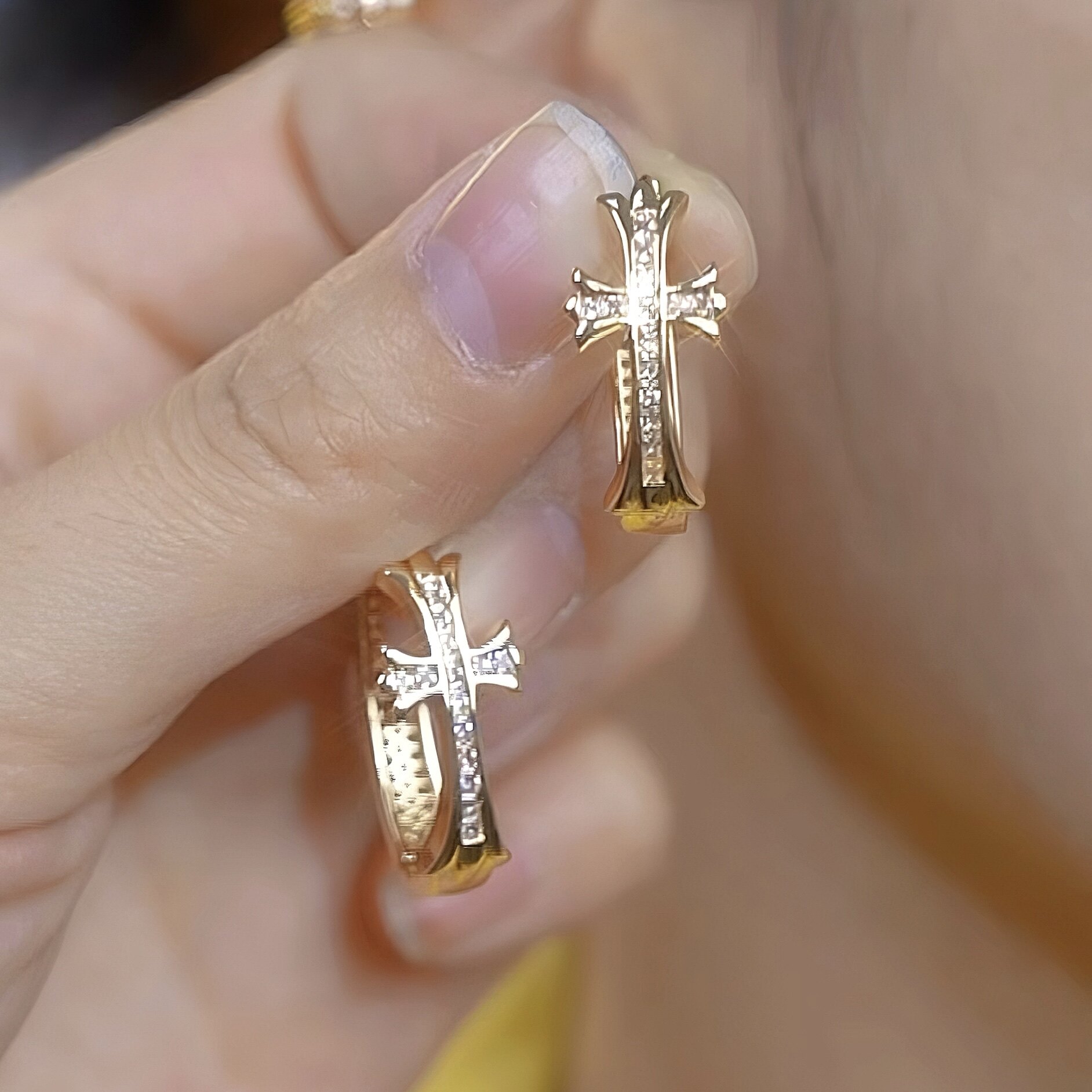 鑲鑽金色十字架圈圈耳扣