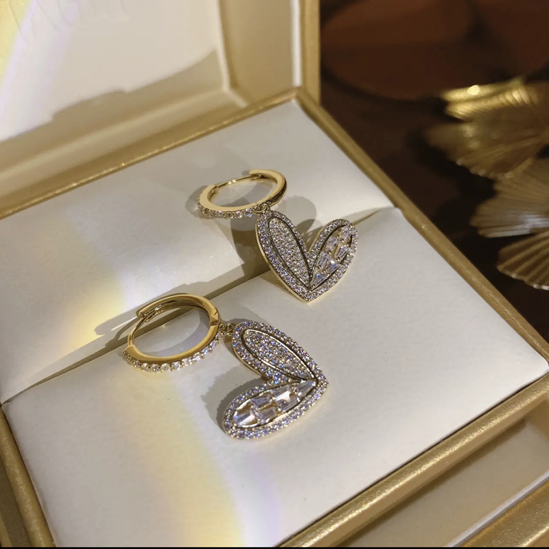 輕奢愛心不對稱耳環 