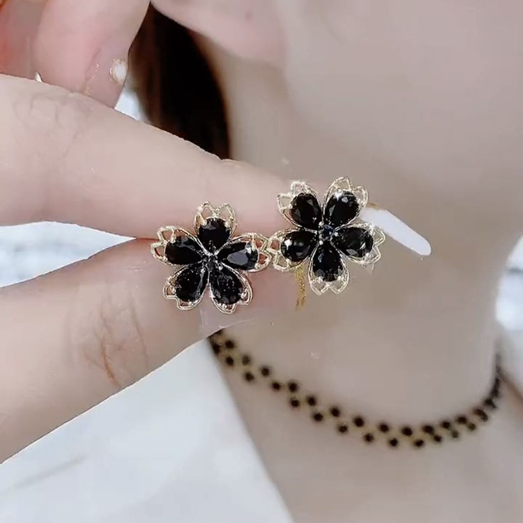 日常百搭黑色鋯石花朵耳環