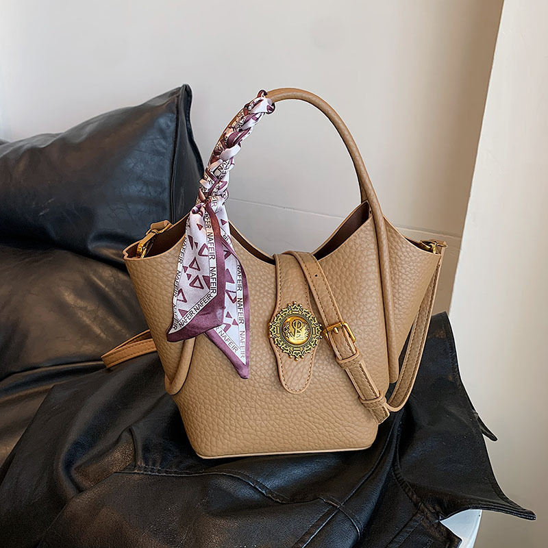 新款通勤手提水桶包斜肩包