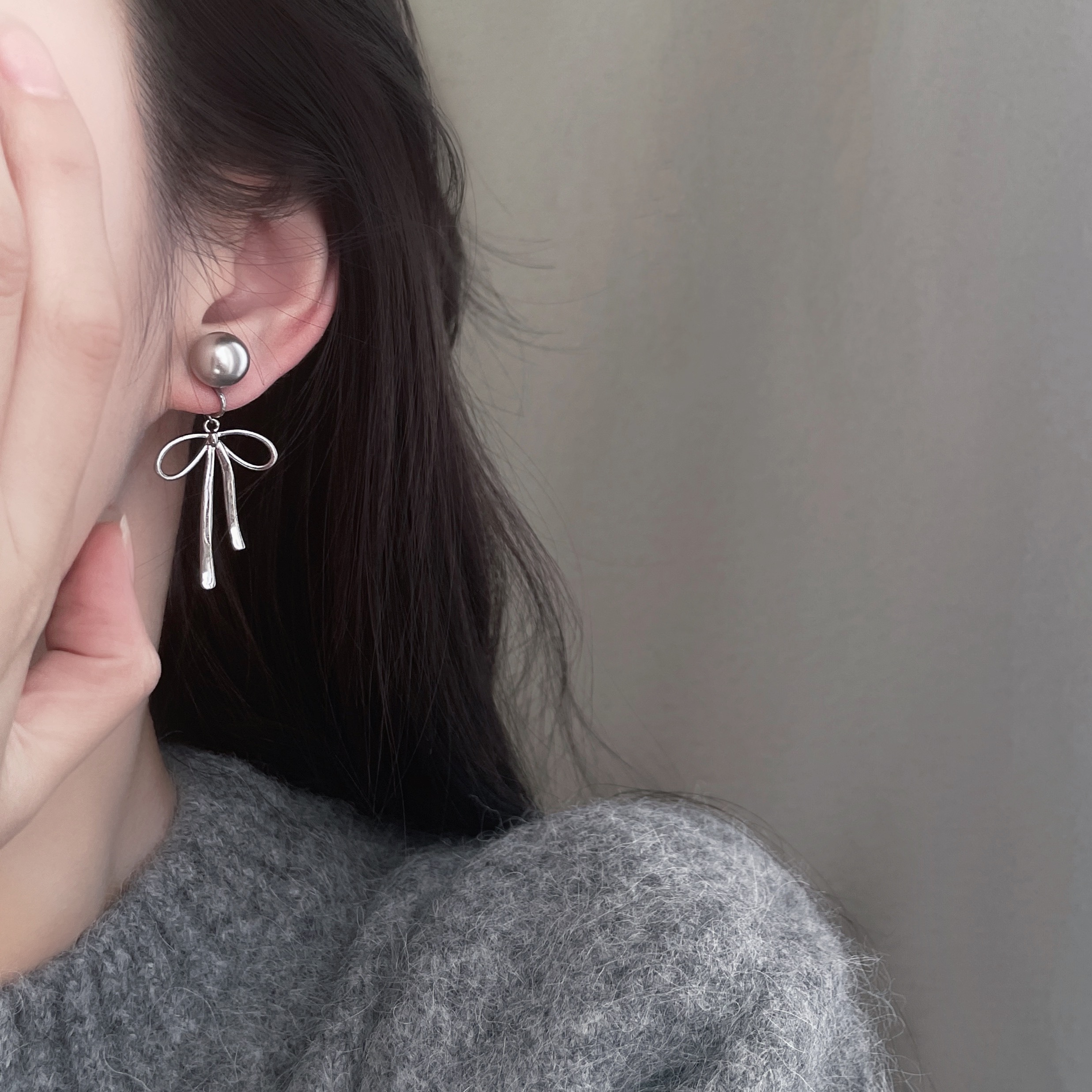 「銀鈴」灰珍珠少女心蝴蝶結耳環